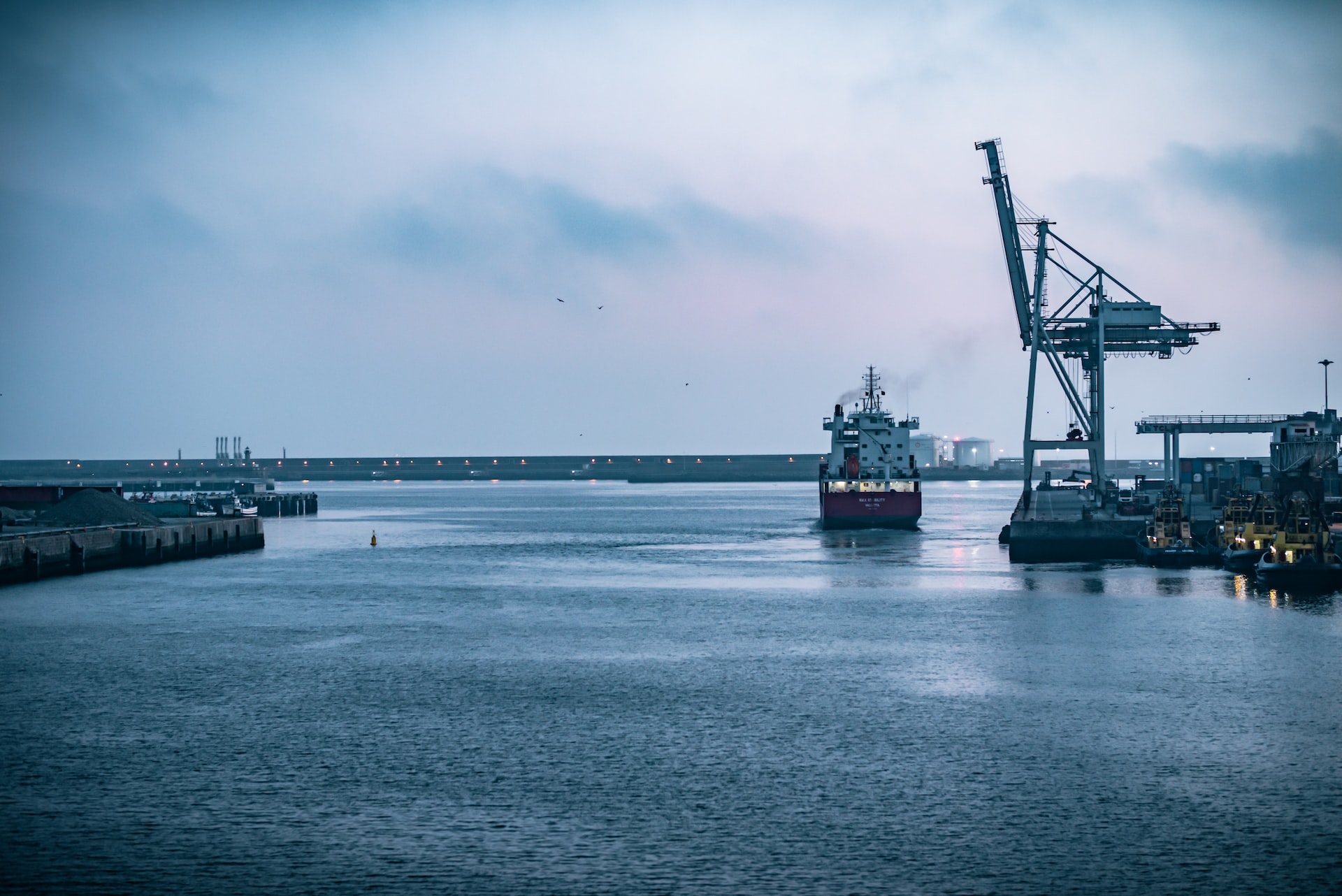 Port call efficiency to reduce vessels' turnaround time